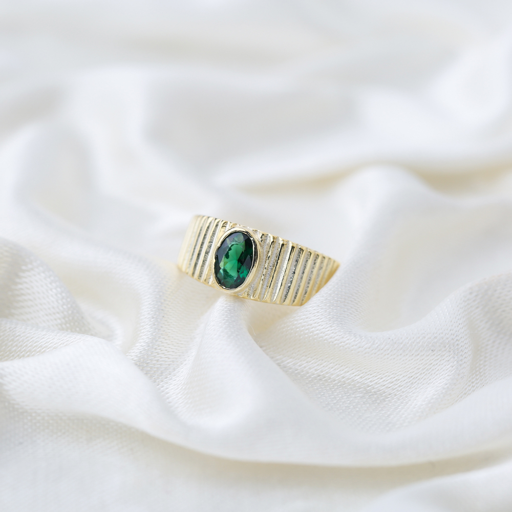 Diamond and Emerald Ring in Withe Gold 0.64 Carat Diamonds 0.3 Carat Emerald  For Sale at 1stDibs | .03 carat diamond, 0.3 carat diamond, 0.3 carat ring