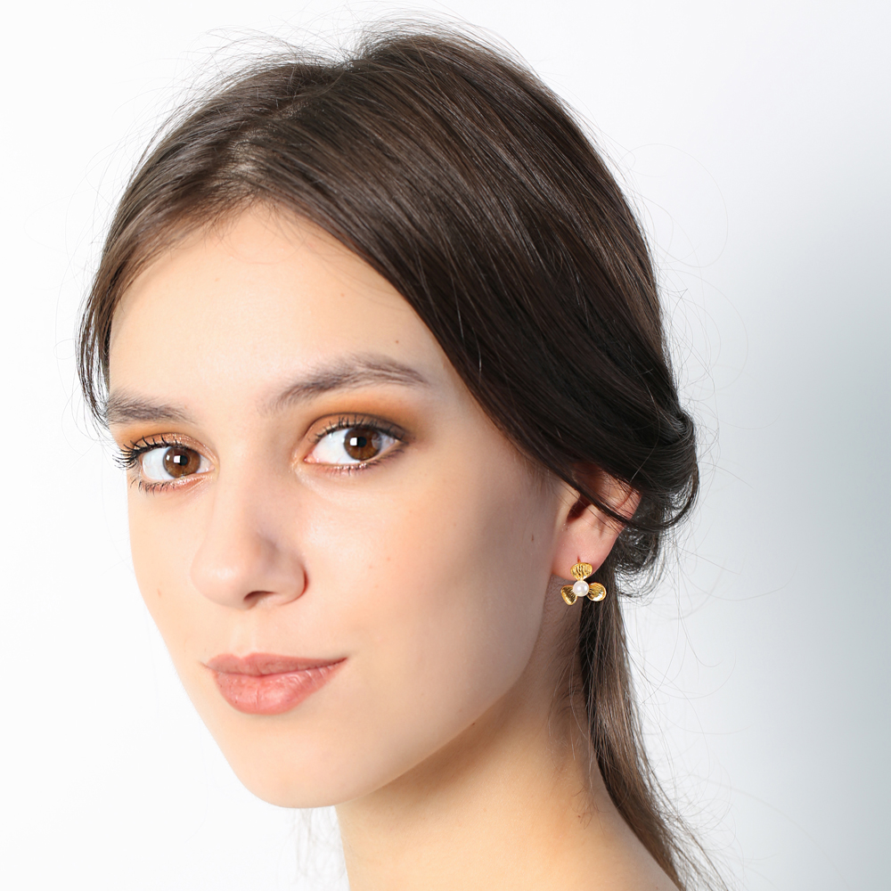 Daisy Mother of Pearl Stone 22K Gold Plated Handcrafted Wholesale 925 Sterling Silver Stud Earrings Jewelry